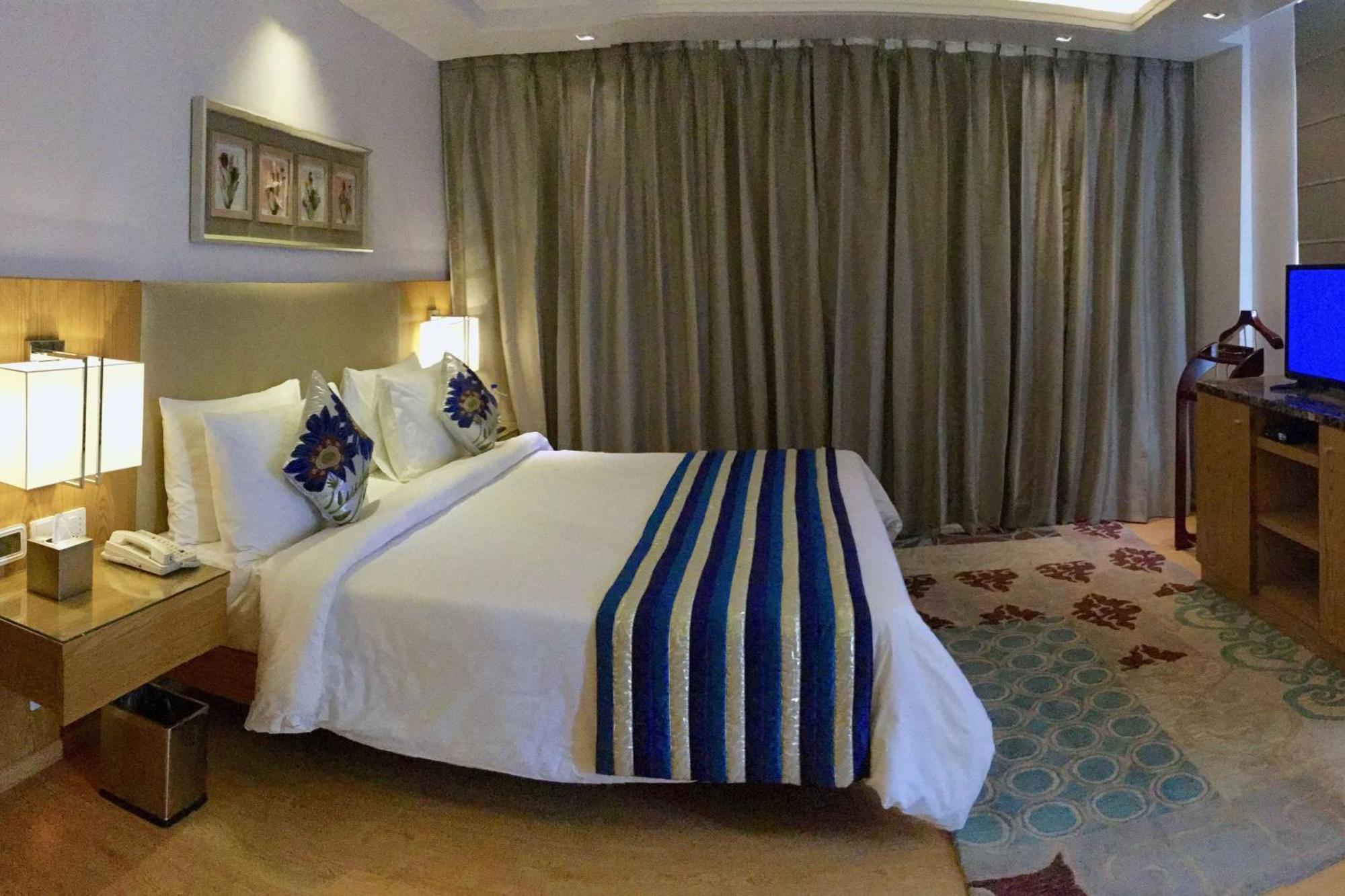 Ramada By Wyndham Ghaziabad Vasundhara Hotel Kültér fotó