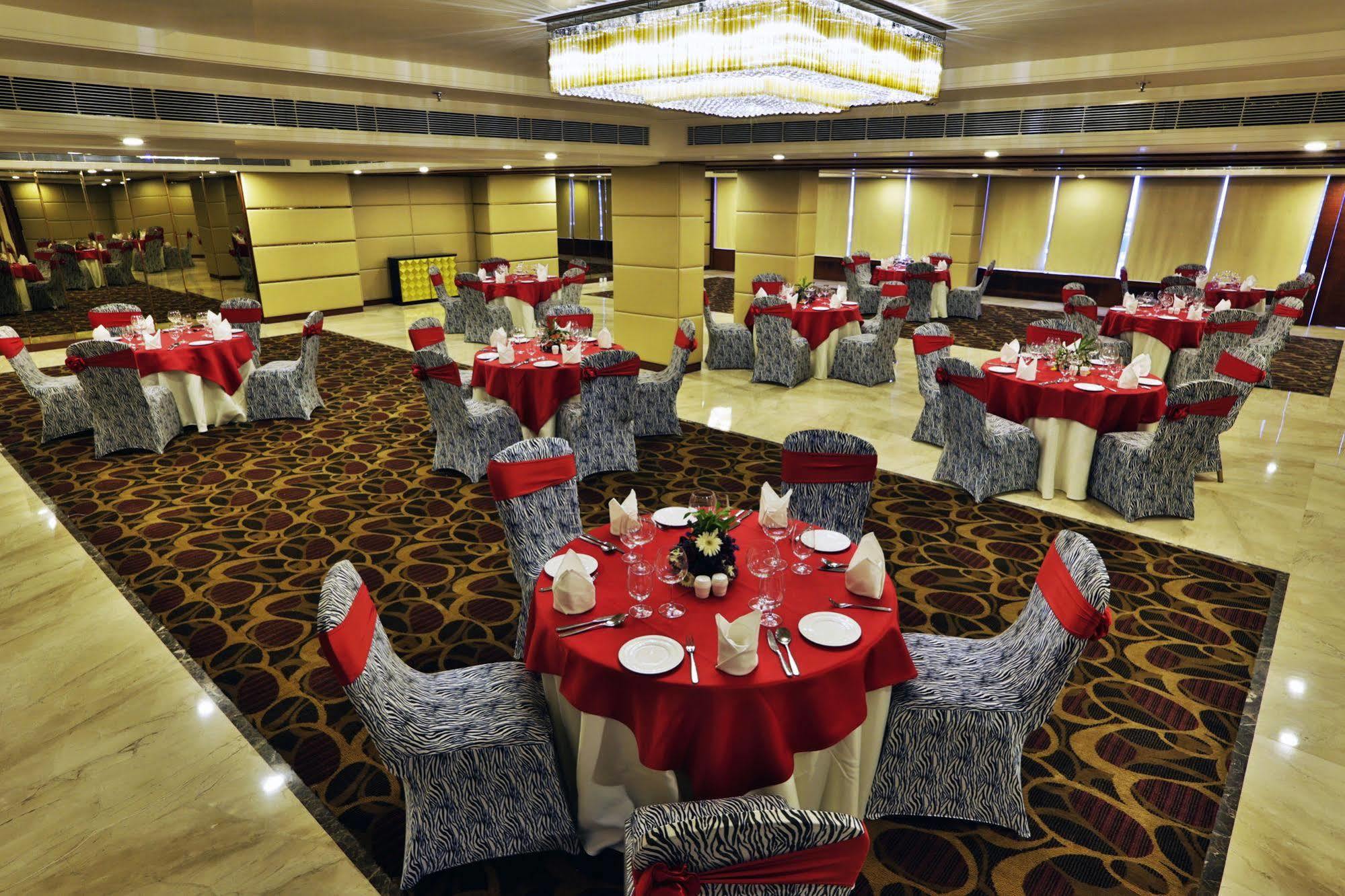 Ramada By Wyndham Ghaziabad Vasundhara Hotel Kültér fotó