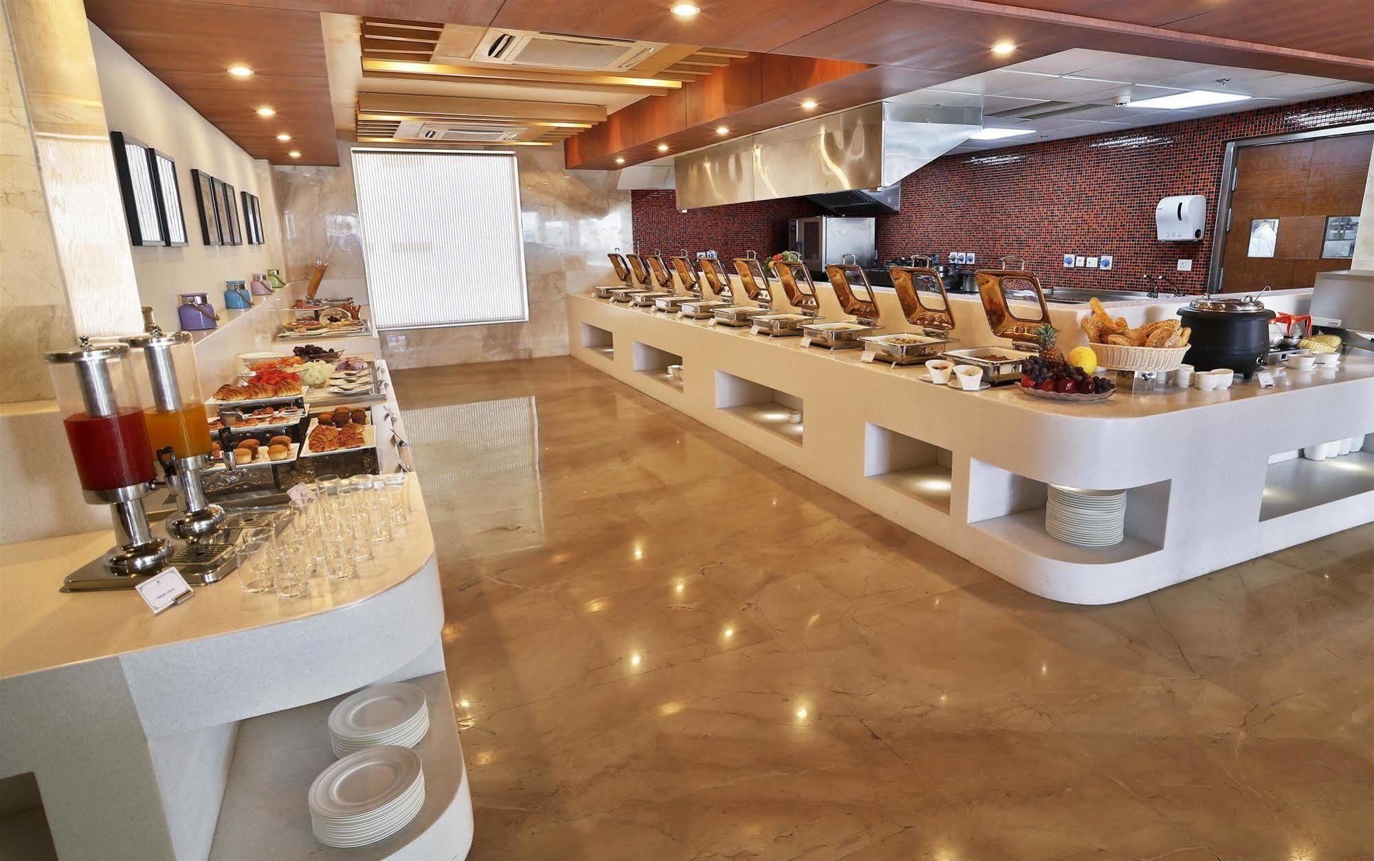 Ramada By Wyndham Ghaziabad Vasundhara Hotel Kültér fotó