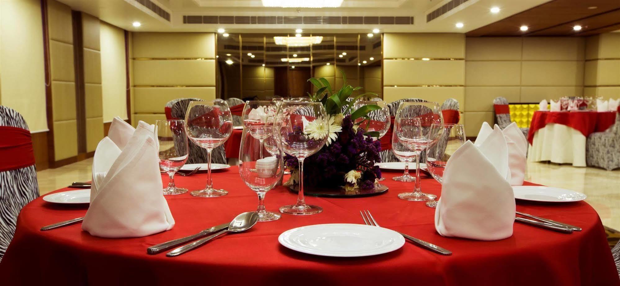 Ramada By Wyndham Ghaziabad Vasundhara Hotel Kültér fotó