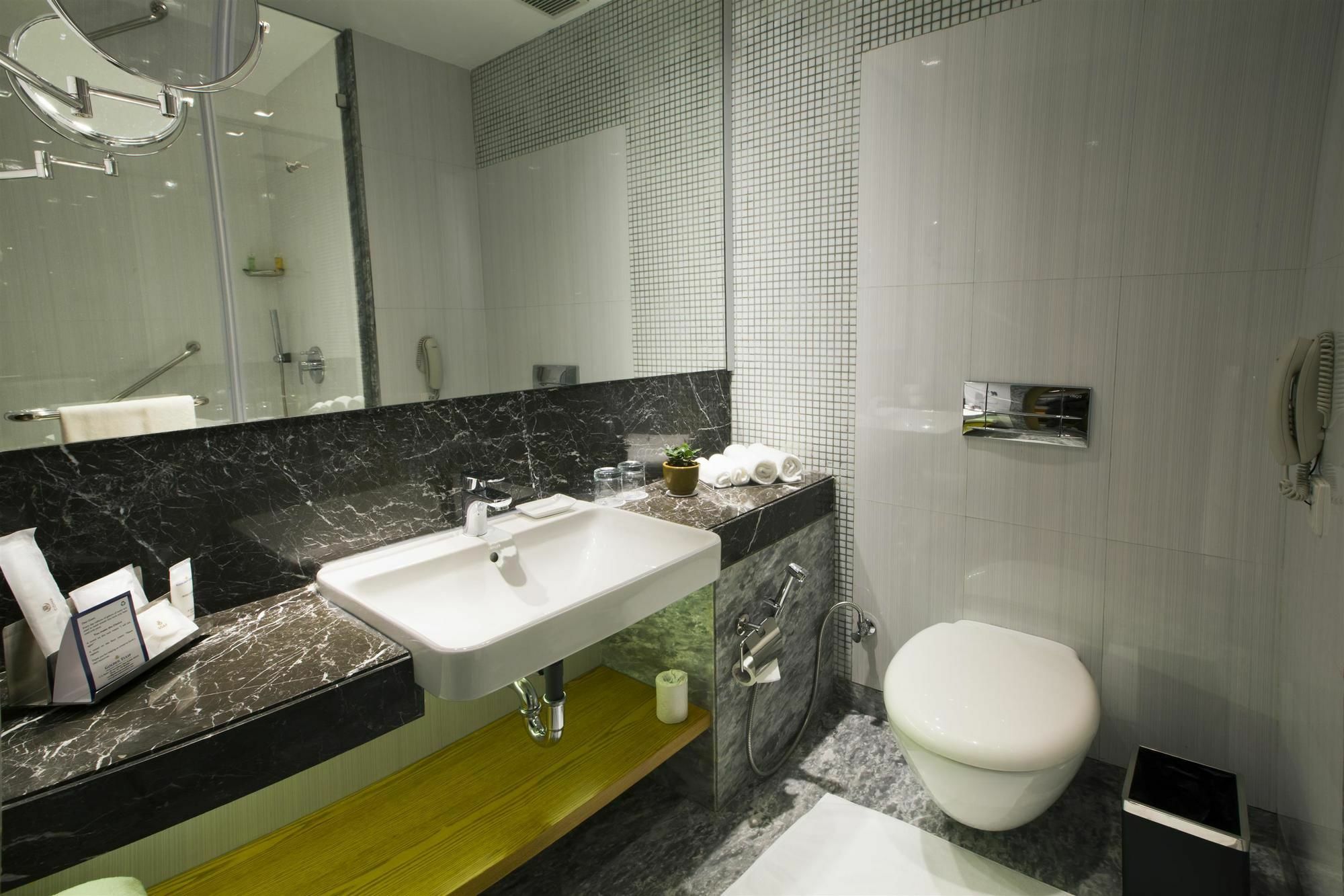 Ramada By Wyndham Ghaziabad Vasundhara Hotel Kültér fotó